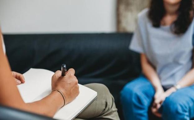 Un distintivo acreditará a los psicólogos colegiados para evitar el intrusismo en Bizkaia