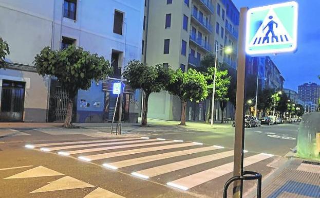 Vitoria probará pasos de cebra 'inteligentes' que se iluminan al detectar peatones