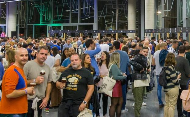 El éxito de público agota parte de las reservas de cerveza en el festival de esta bebida en el Euskalduna