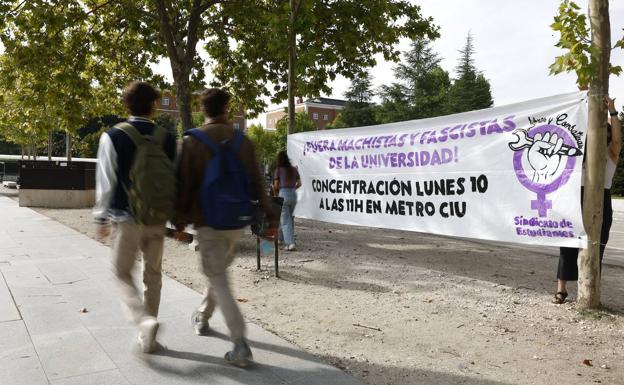 La prohibición no acaba con las novatadas en los colegios mayores