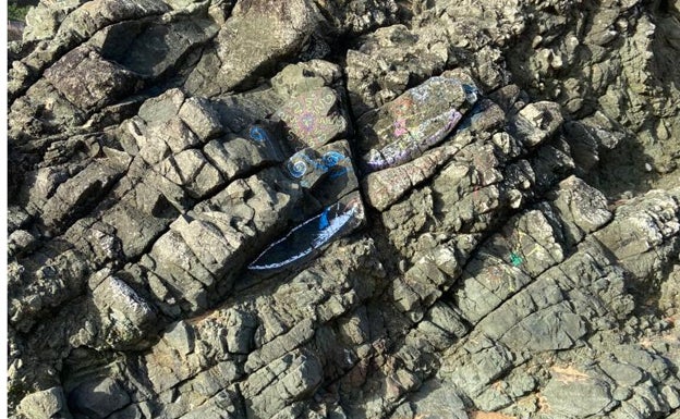 Pintarrajean la 'roca del amor' de la playa de Laga