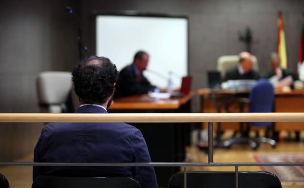 La familia de la víctima del 'caso Gaztelueta' carga contra la exfiscal de Bizkaia por criticar su reapertura