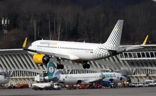 Vueling accede a indemnizar a 16 jubilados vizcaínos a los que dejó tirados una noche en Ibiza