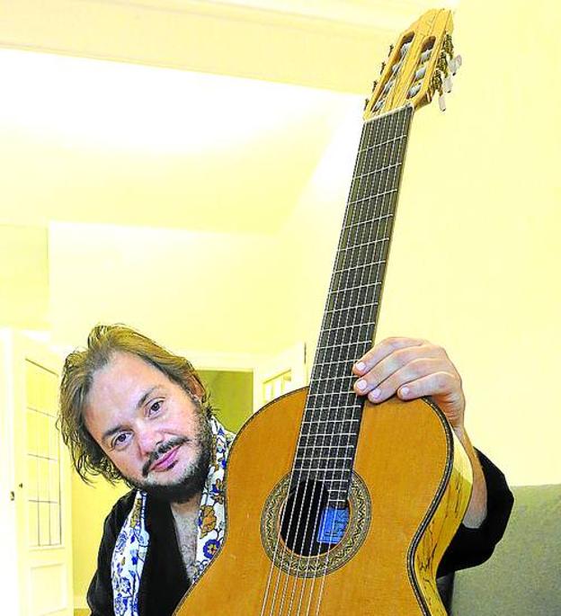 «Aprendí a tocar la guitarra escuchando discos y con los amigos de mi padre»