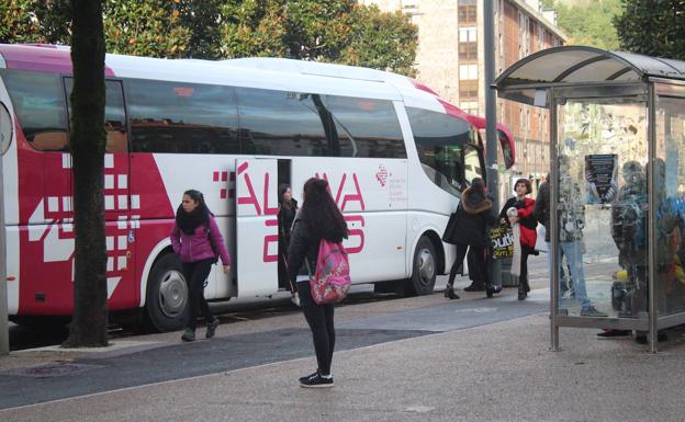 Viajeros de Llodio y Amurrio se quejan por la falta de plazas en los autobuses