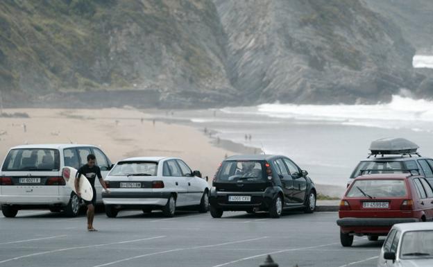 Alarma por el robo de vehículos a surfistas en la playa de Arrietara