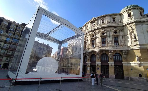 'Kolapso', la esfera instalada en el Arriaga que mostrará el peligro que corre el planeta