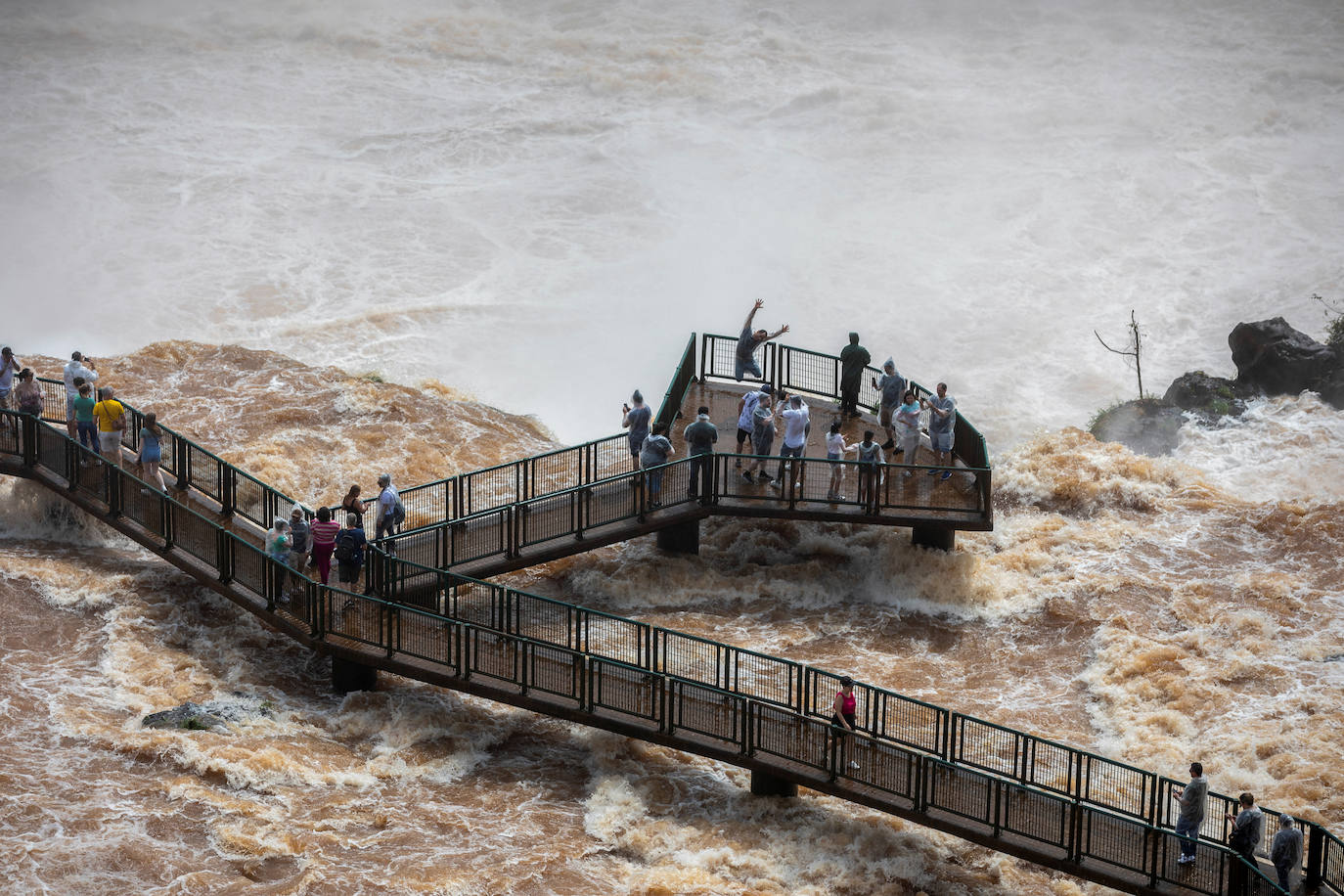 Las cataratas de Iguazú se desbordan por las fuertes lluvias