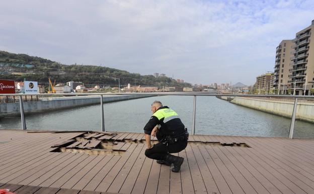 Una barredora entra por «error» en el puente de Gehry de Bilbao y abre un boquete de varios metros