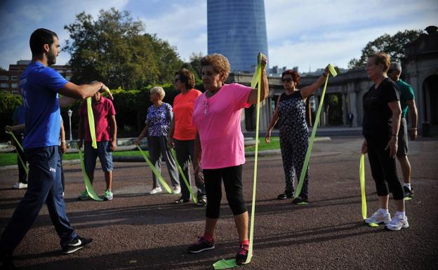Bilbao organiza 154 actividades para aliviar la soledad de los mayores