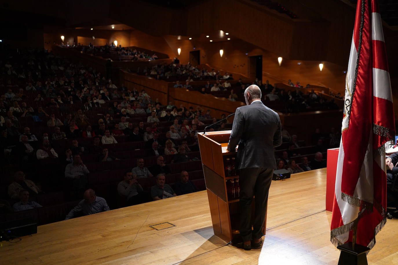 Una asamblea con once puntos en el orden del día