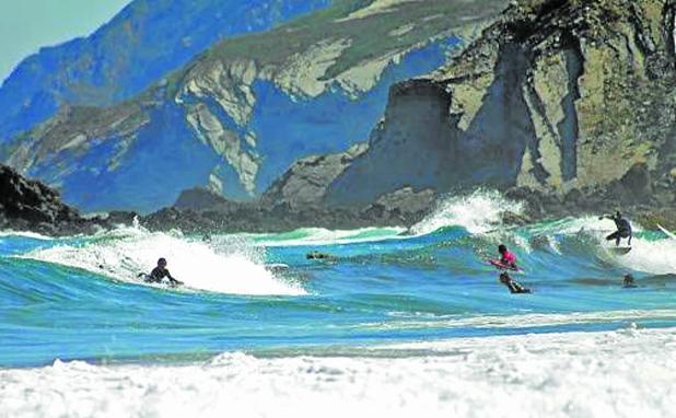 Surfistas denuncian la aparición de redes con anzuelos en La Salvaje: «Si te enganchas, date por muerto»