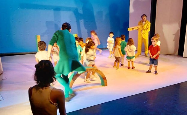 «Los niños gozan del teatro creando sus propios mundos imaginarios»