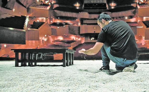 El Euskalduna emplea cuatro toneladas de arena artificial en la ópera 'I Puritani'