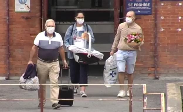 Y Alaia enseñó a su hermanito Aimar en el colegio