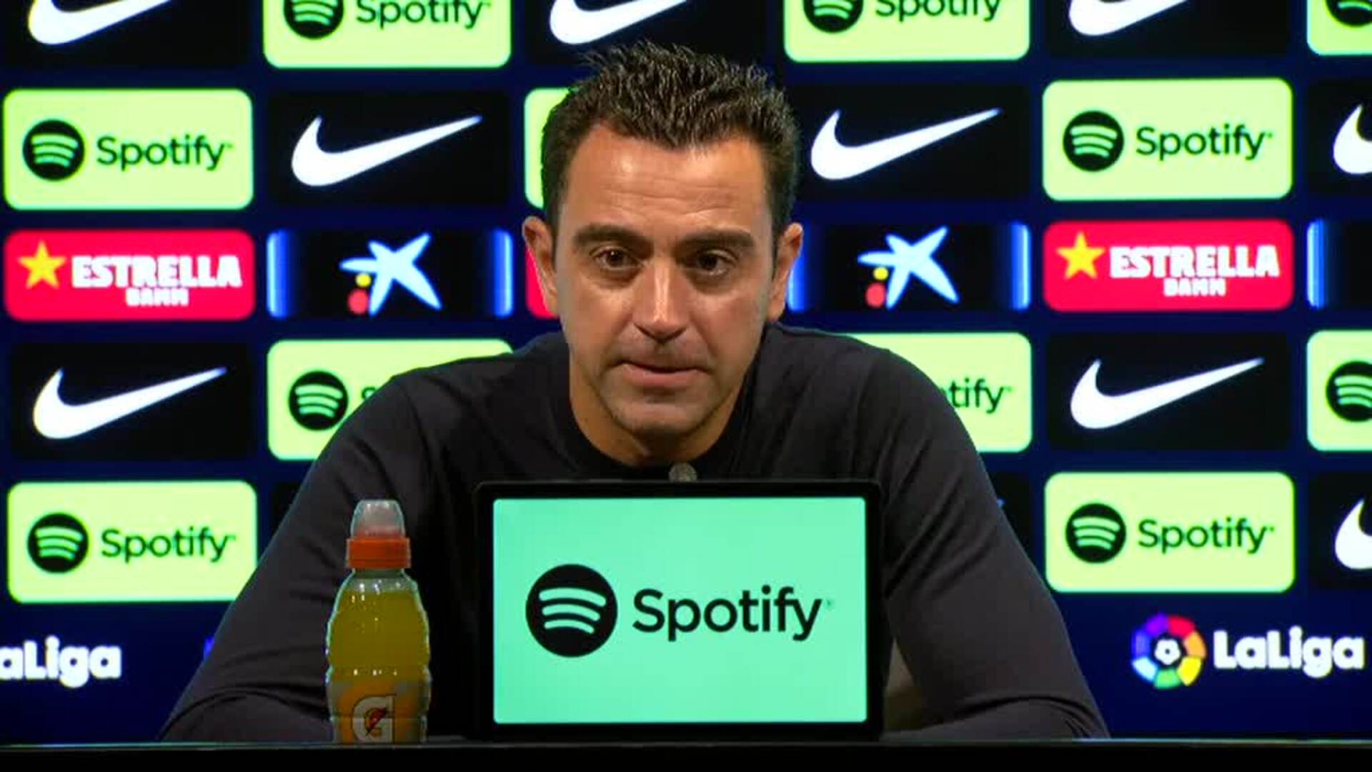 Xavi sale en defensa de Piqué tras los pitos del Camp Nou