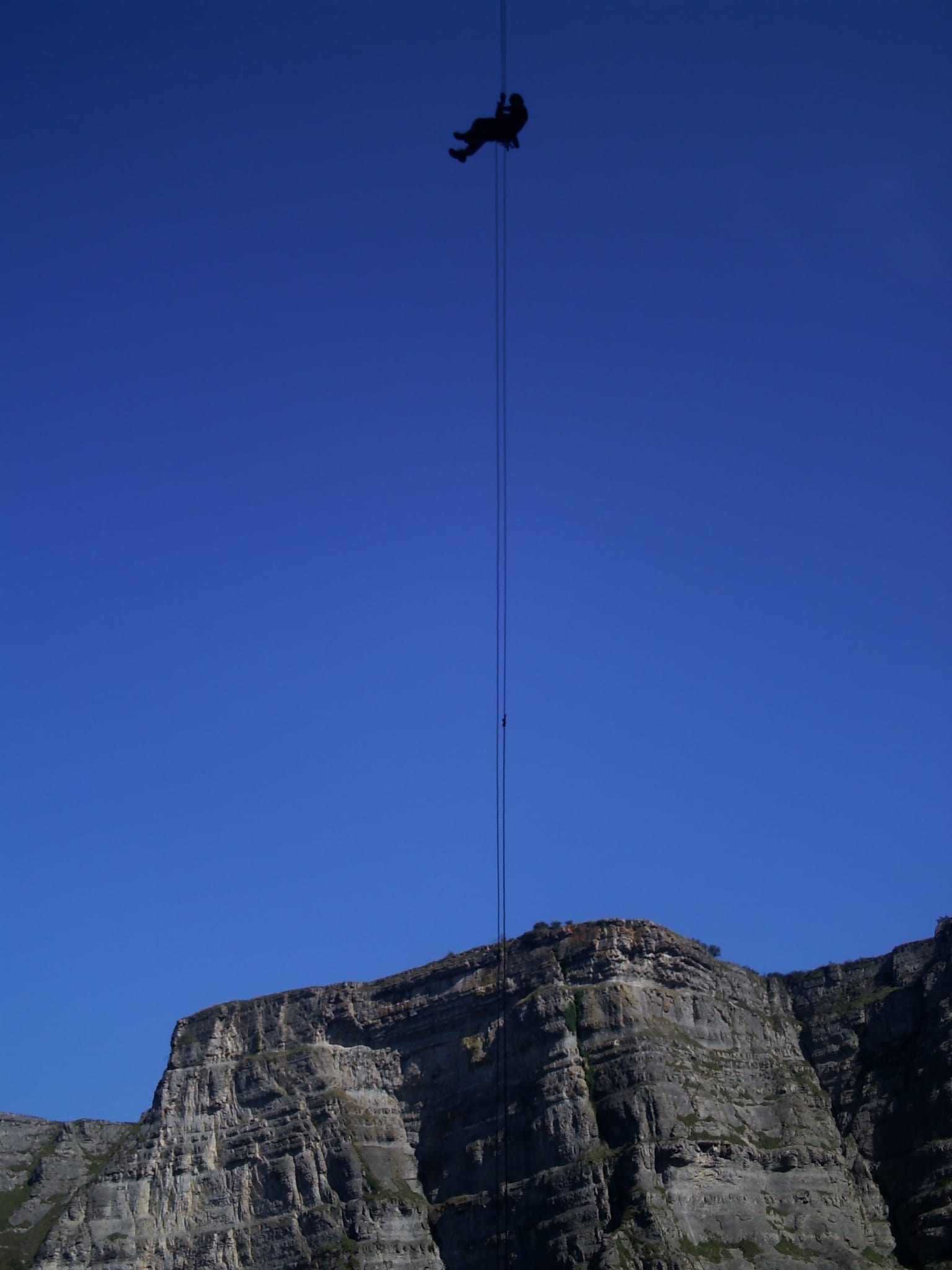 El peligroso Salto del Nervión, imán para los amantes del deporte de riesgo