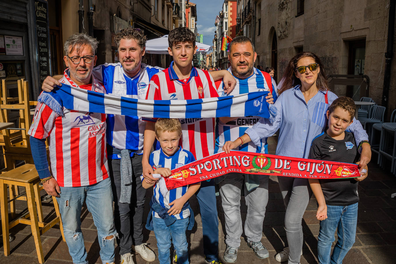 Las aficiones del Alavés y el Sporting confraternizan en Vitoria