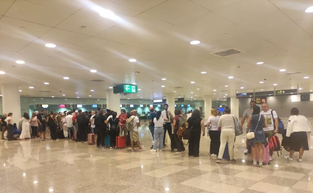 Más de 300 pasajeros de dos vuelos a Bilbao 'tirados' en el aeropuerto de Barcelona durante seis horas