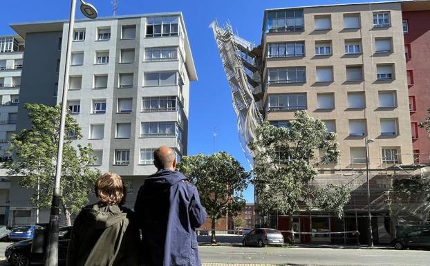 Un viento huracanado quiebra árboles, mueve contenedores y afecta al tráfico de Vitoria