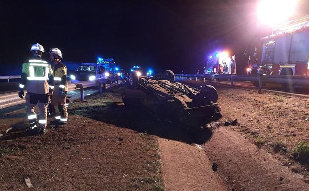 Heridos una niña de 2 años y sus padres tras volcar su vehículo en la A-1