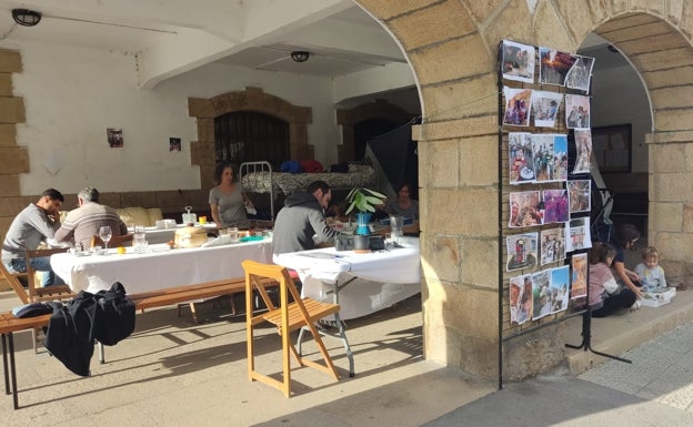 Siete inmigrantes acampan en el Ayuntamiento de Atxondo