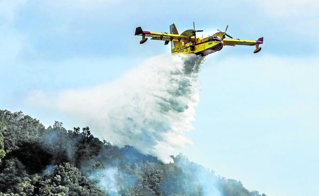 Cuatro aeronaves del Gobierno central ayudan en la extinción