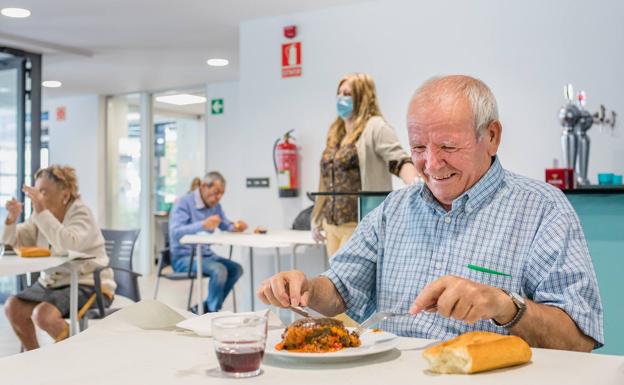Los altos precios dejan desiertos 11 contratos de alimentación para comedores de mayores