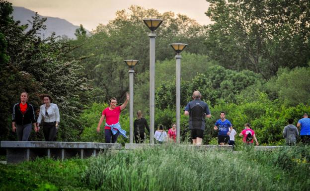 Senderismo, 'running' o patinaje en familia gratis para 800 vitorianos por el décimo aniversario de la Green Capital