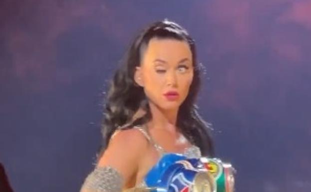 Katy Perry alarma a sus fans al no poder controlar un párpado durante un concierto
