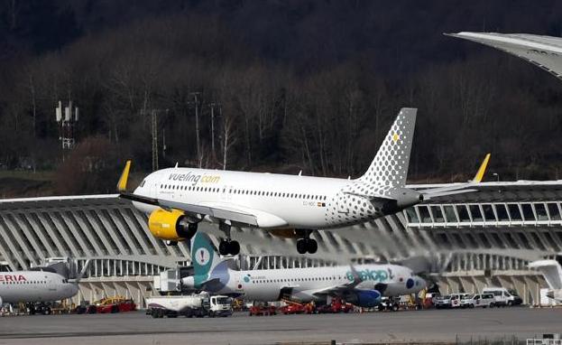 Una huelga en la aerolínea líder en Loiu pone en riesgo 40 vuelos de cara al regreso del próximo puente