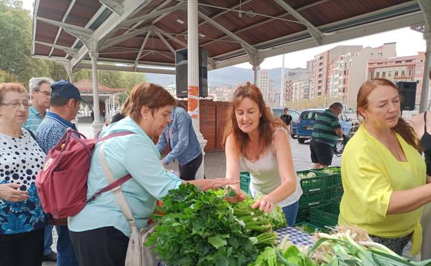 Bolsas de productos frescos a 10 euros para denunciar el encarecimiento de los alimentos