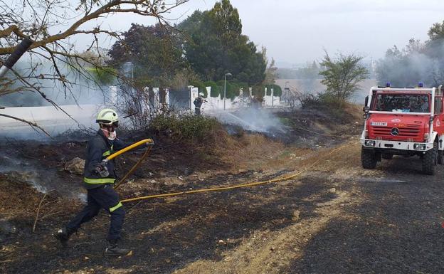 Los bomberos sofocan un incendio en el Alto de Uleta