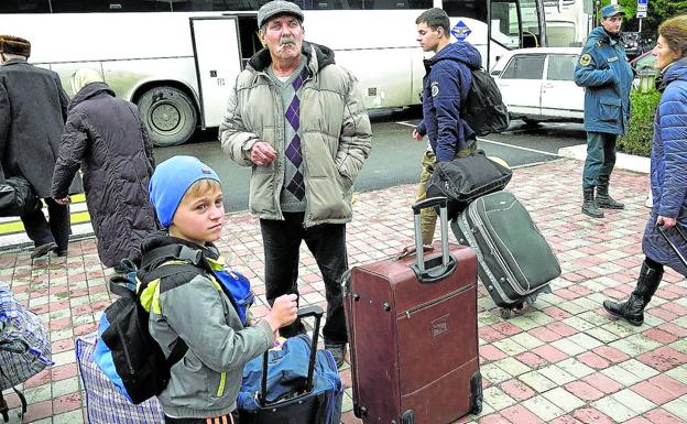 Civilians evacuated from Jerson wait at the station in Dzhankoi, Crimea, to be sent to the interior of Russia.