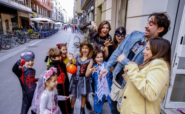El 'truco o trato' toma las calles de Vitoria