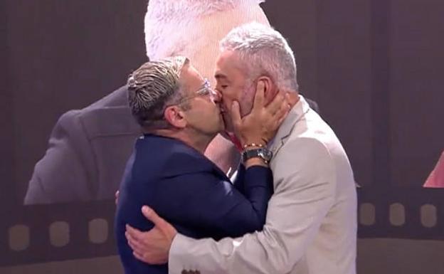 Revolución en 'Sálvame': el beso con lengua de Jorge Javier Vázquez y Kiko Hernández