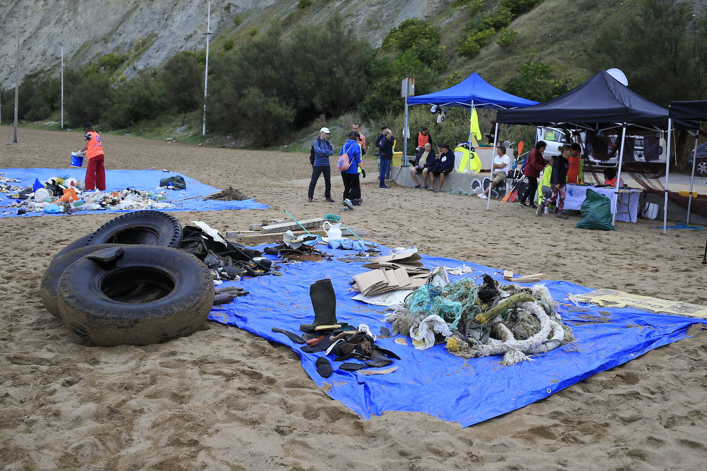 Imágenes de la recogida de residuos en la playa de Arrigunaga