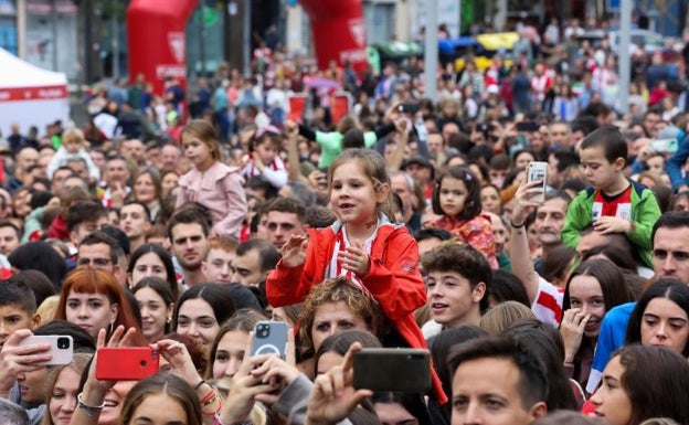 Gran fiesta rojiblanca en la previa del Athletic contra el Villarreal