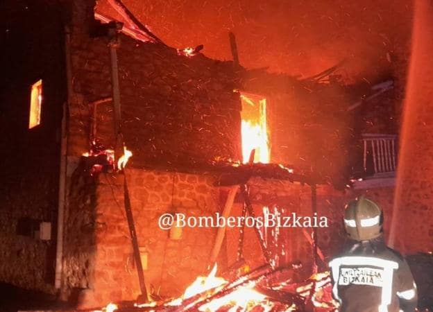 Se quema un caserío en Trucíos y los bomberos evacúan a su dueño por el tejado