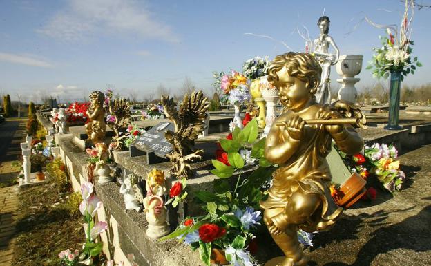 Tuvisa refuerza los servicios al cementerio de El Salvador hasta el 2 de noviembre