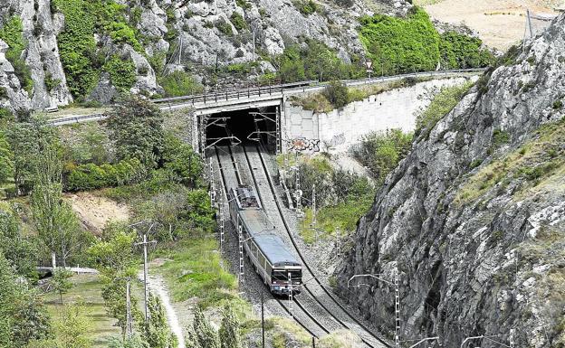 Adif refuerza la línea Burgos-Vitoria para absorber mercancías como red ajena al AVE