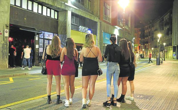 Ángeles de la guarda en la noche bilbaína