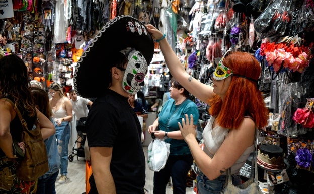 «En Halloween multiplicamos por diez la venta de disfraces»