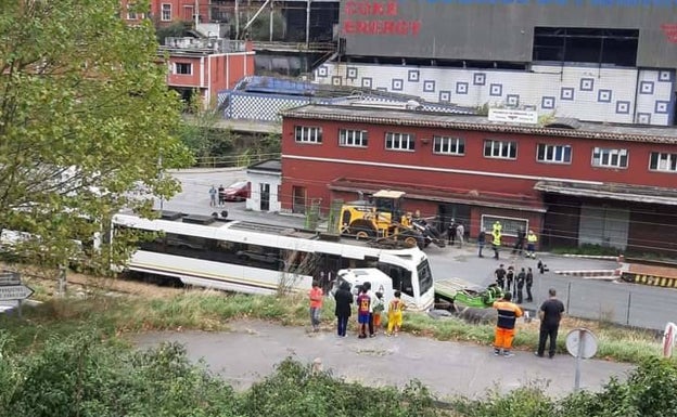 Una hora sin servicio por un choque entre un tren y un camión en el apeadero de Santa Águeda, en Bilbao