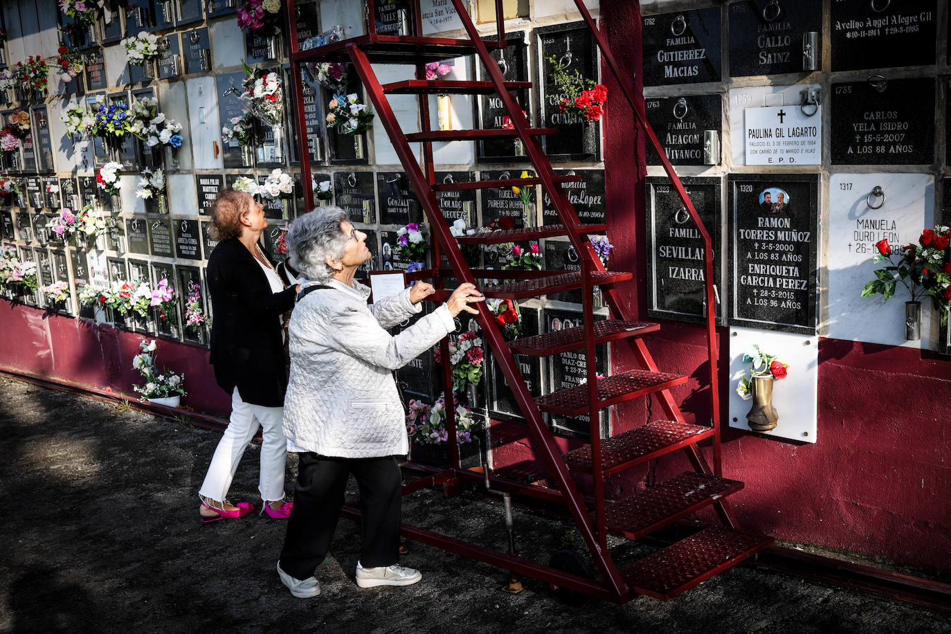 Los cementerios vizcaínos se llenan por la festividad de Todos los Santos