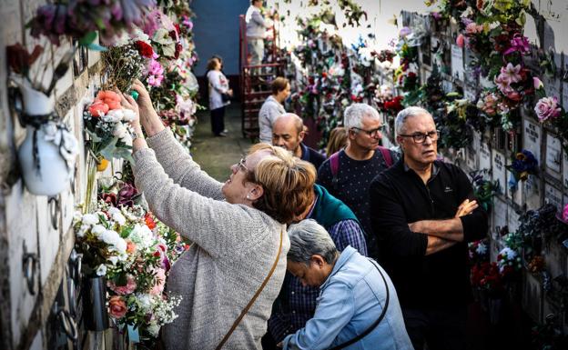 Flores contra el olvido en los cementerios vizcaínos