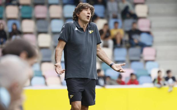 Patxi Salinas: «Regalando dos goles, es difícil remontarle un partido al Barakaldo»