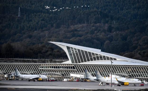 La huelga en Vueling cancela 3 de los 20 vuelos programados en Loiu
