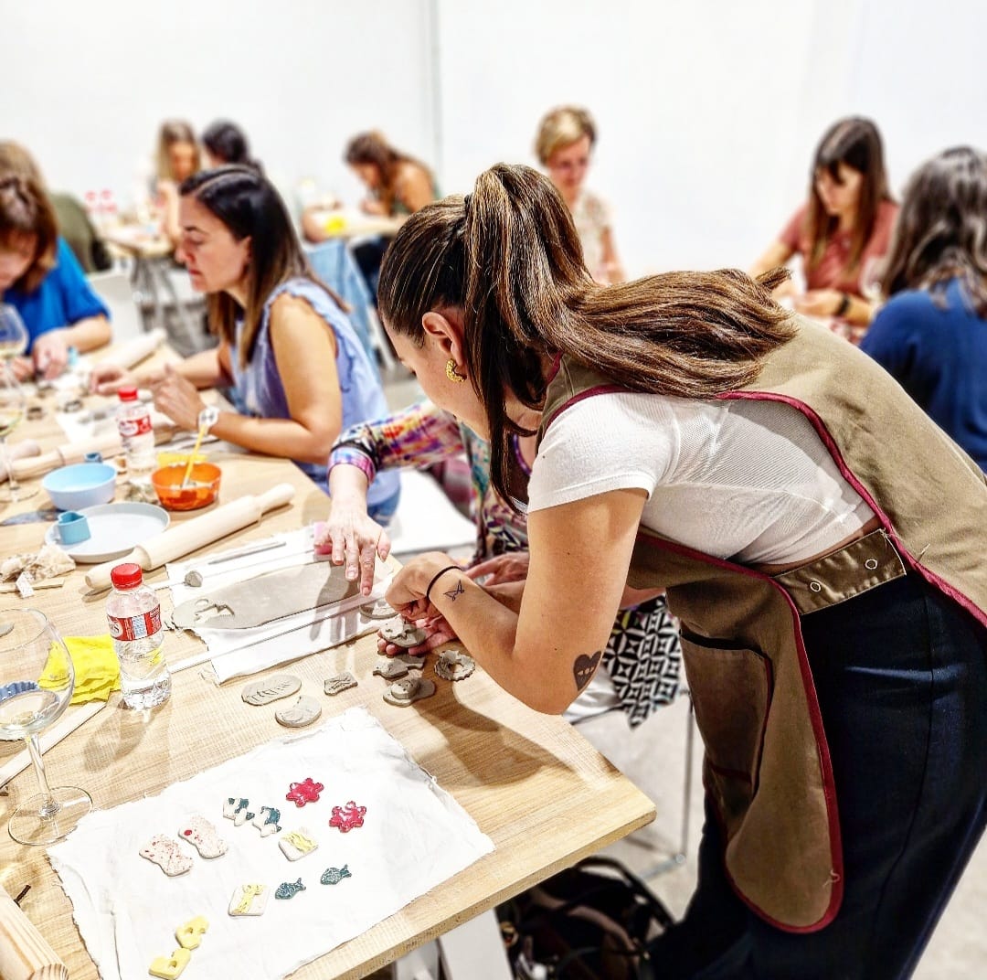 Cerámica, vino y amigas: un taller único este viernes en Bilbao