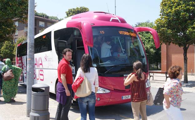 Diputación refuerza desde hoy con cuatro autobuses diarios la línea de Ayala